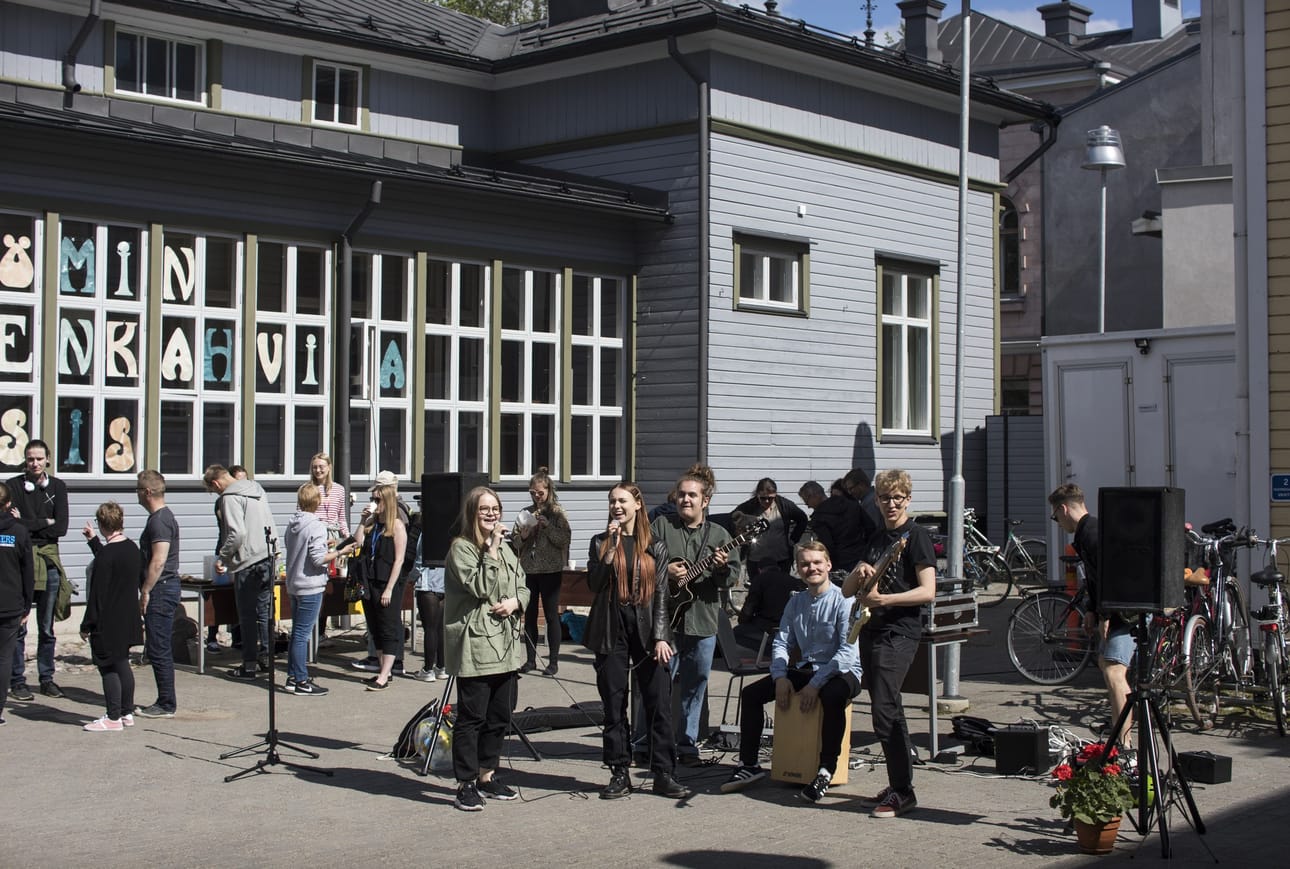 Kesämuusikoiden laulajia Oona Pietilää (vas.) ja Anna Jacksonia säestävät Juho Karvonen, Santeri Saari sekä Matti Korhonen (oik.) Allsång på Byström -tapahtuman keikalla.