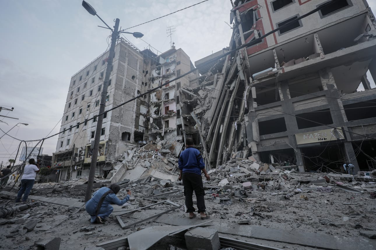 Israel on vastannut Hamasin hyökkäykseen muun muassa tekemällä ïlmaiskuja Gazaan, joka nyt aiotaan saartaa kokonaan.
