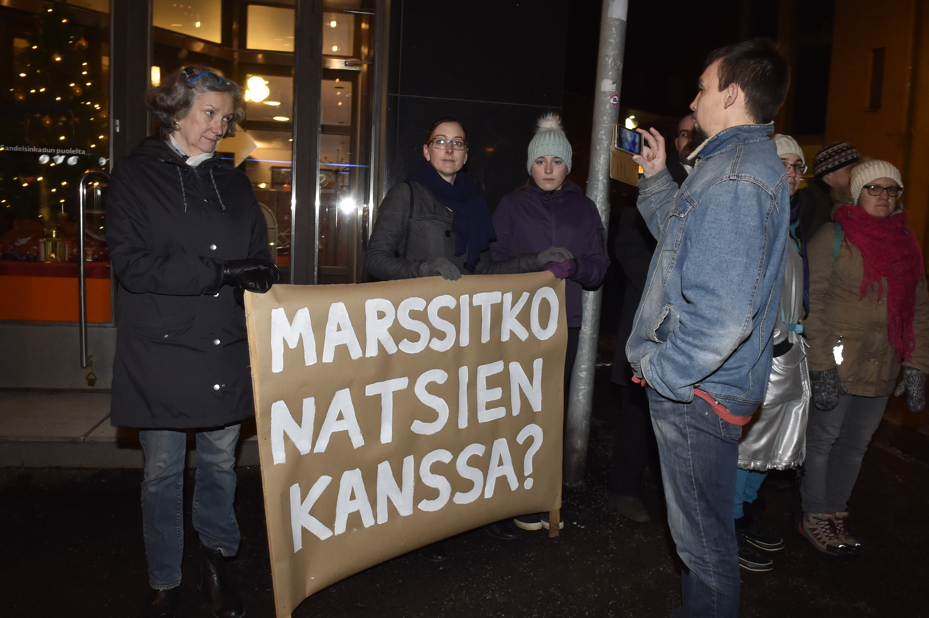 Soihtukulkueen reitillä osoitettiin mieltä natseja vastaan.