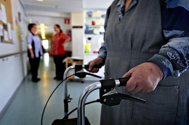 Tammikuussa 2020 tuli voimaan laki henkilöstömitoituksesta. Ensin mitoitus oli 0,5 työntekijää asukasta kohti tehostetun palveluasumisen yksiköissä. Kuluvan vuoden alusta mitoitus nousi 0,55:een, ja vuoden 2022 alusta lähtien se on 0,6. Vuoden 2023 huhtikuun alusta mitoitus on vähintään 0,7. Arkistokuva: Tomi Kosonen