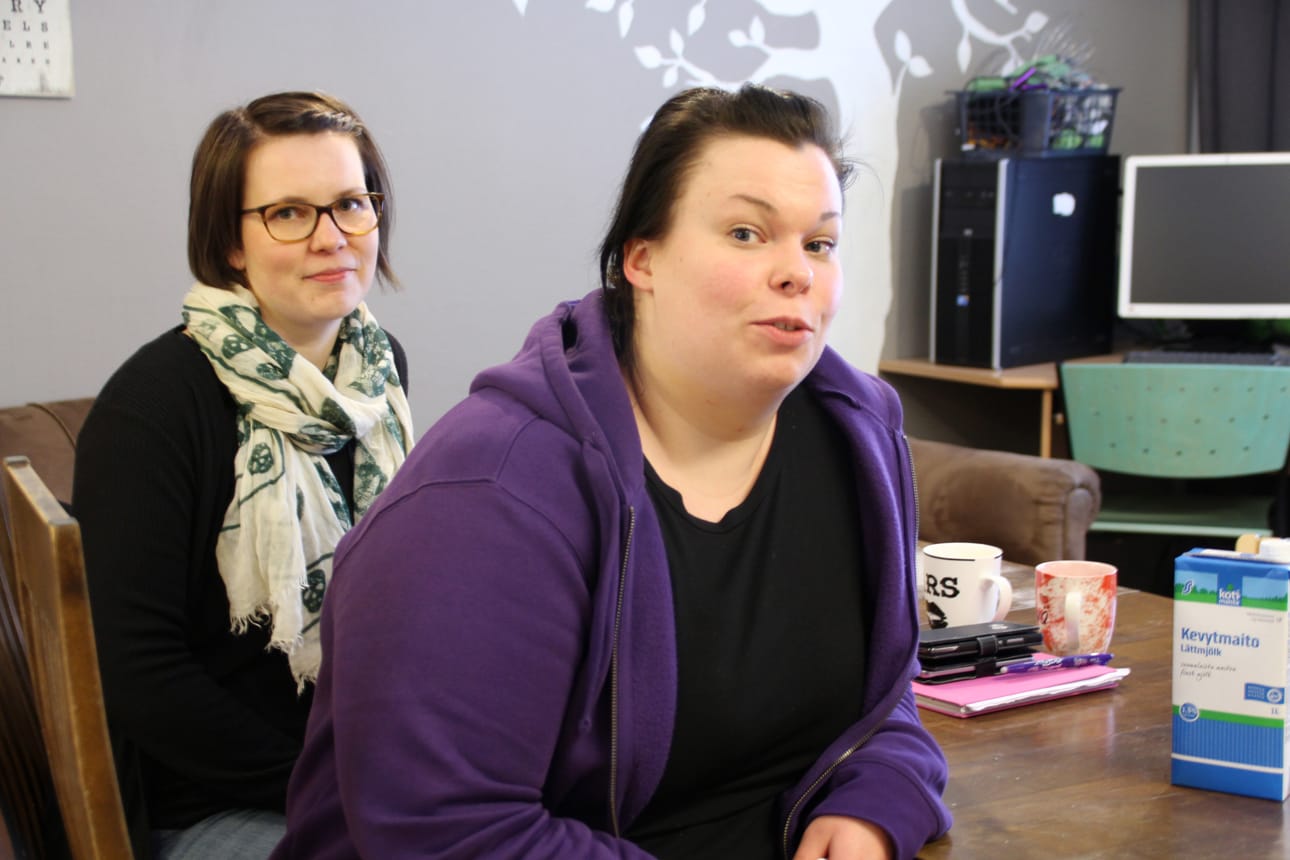 Jenna Niemelä ja Virpi Paaso ovat nuorisotyön uusia kasvoja. Heidät tapaa nuortentalo Ruorilla.