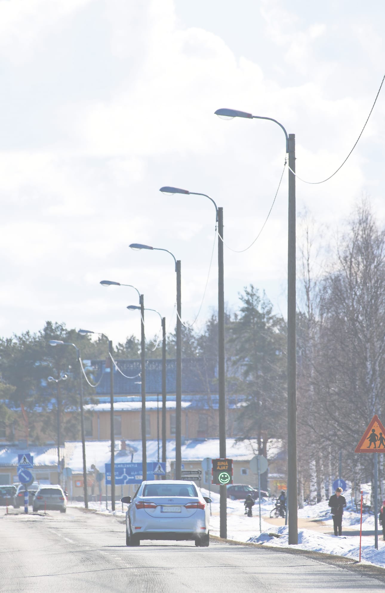 Olisipa aina hymynaama! Tyrnävälle hankittu nopeusnäyttö aloitti työnsä Tupostien varresta.