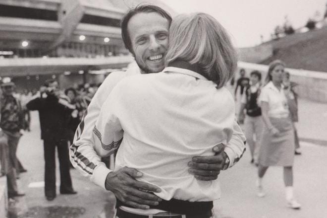 Dokumentin parasta antia on kuvamateriaalin luoma ajan kerrostuma. Tässä Päivi Virénin onnitteluhalaus olympiavoittajalle vuonna 1976. KUVA: Janin Paja / Jani Mattsson