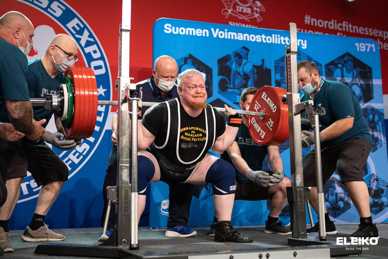 Ensimmäisellä yrityksellä Jarkko Perttula varmisteli jalkakyykyssä tulosta, kyykkäämällä 300 kiloa. Toisella kierroksella nousi SE 311,5 kg sekä viimeisellä yrittämällä voimaan jääneet SE-lukemat 320 kg.