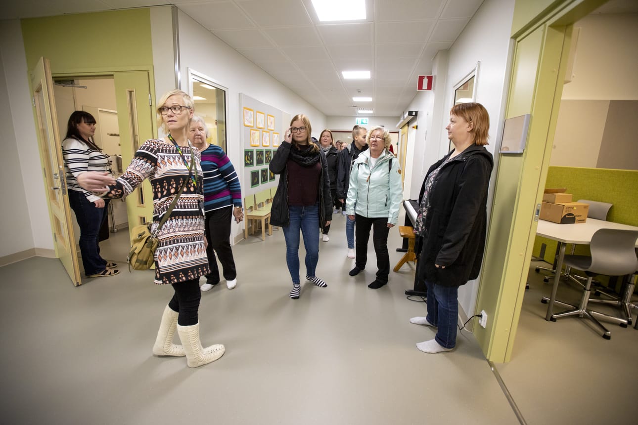 Henkilökunta esitteli tiloja Antinkankaan monitoimitalon avoimissa ovissa vierailijiolle. Uudet tilat keräsivät kovasti kehuja.