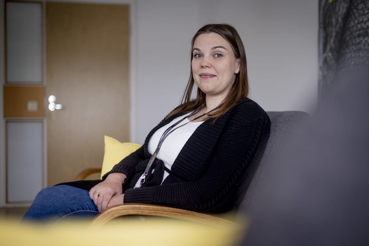 FinFami Etelä-Pohjanmaan ry:n toiminnajohtaja Julia Hakamaa muistuttaa, että psyykkisesti oireilevan läheisen tukena on vaikea olla, jos oma jaksaminen on jo lopussa.