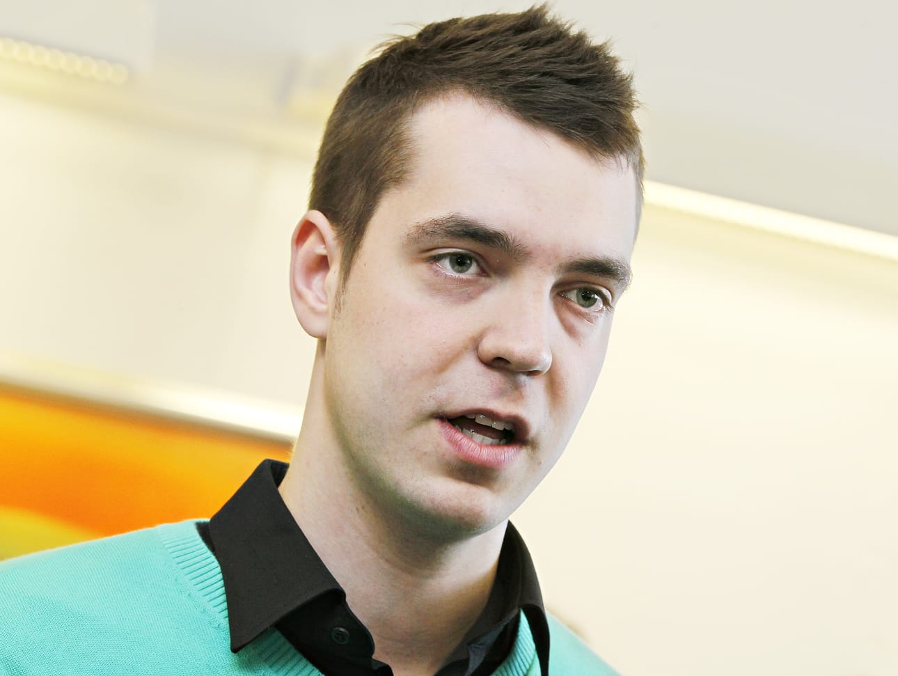 Esitys perustulokokeilun aikaistamisesta tuli keskustan puoluevaltuuston puheenjohtajalta Jouni Ovaskalta.