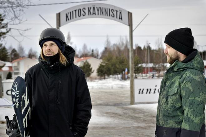 Vöyriltä Seinäjoelle ajaneet Glenn Holmström ja Tomas Engström saapuivat lumilautailemaan Joupiskalle. Kaksikon mukaan tämä vuosi on suosinut laskettelijoita. KUVA: HEIKKI HAKANEN