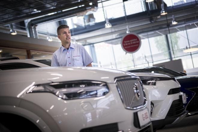Rinta-Joupin autoliikkeen Vaasan toimipisteen myyntijohtaja Niko Puska etsiskelee lähiaikoina tälle käytettynä Ruotsista ostetulle Volvolle uutta omistajaa. KUVA: JARNO PELLINEN