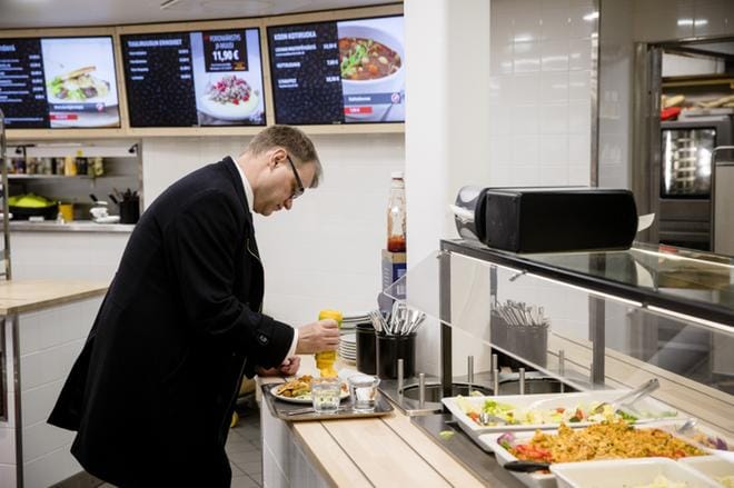 Suomi on totisesti tasavalta. Huoltoaseman noutolinjastolla Mäntsälässä voi nähdä pääministeri Juha Sipilän (kesk.), joka sunnuntaina alkuillasta kiiruhtaa Suomi 100 -tapahtumasta kotiin erikoishaastattelun kautta. KUVA: Joel Maisalmi