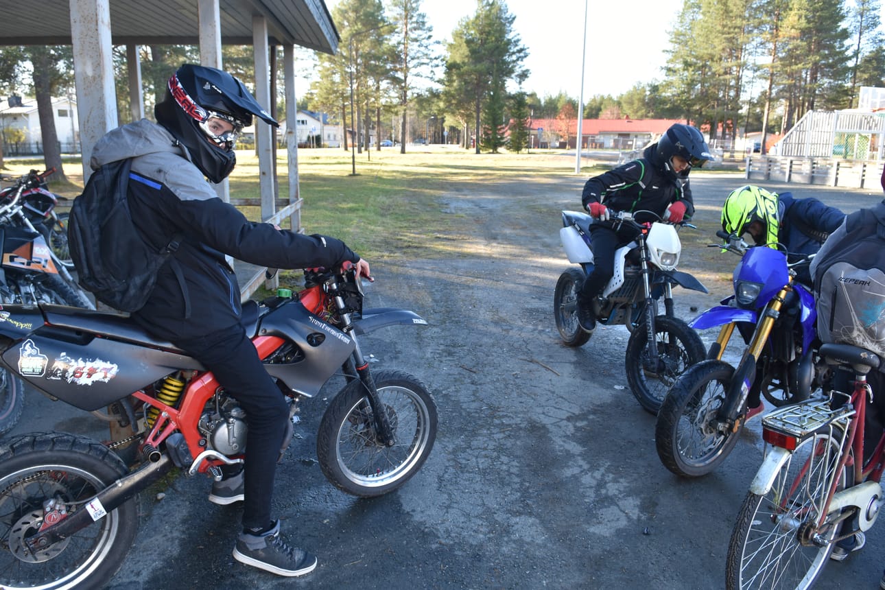 Nilon koulun mopopojat eivät ole kuulleet, että joku olisi lähtenyt poliisia karkuun.