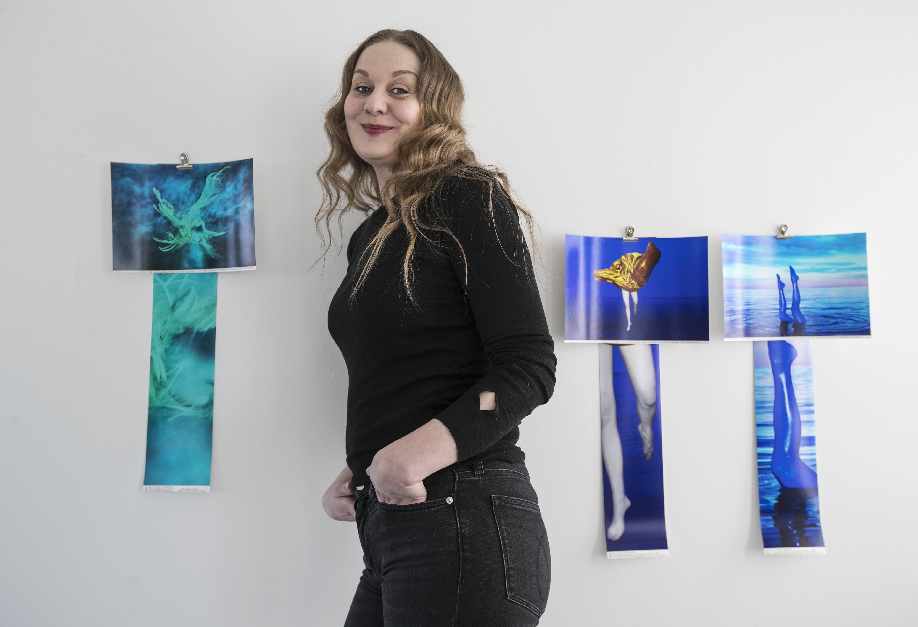 Anni Kinnusen työhuoneella Pikisaaressa näkyy jo häivähdys tulevista töistä. Vasemmalla näkyy maistiaisia Oulun taidemuseon Kasvu ja lähtö -näyttelyyn menevästä uudesta teoksesta ja oikealla koepaloja Tampereen Finlayson Art Area -tapahtumaan menevistä töistä.