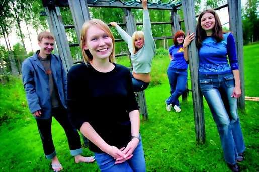 Nuoret vaikuttajat. Nadja Rogova (edessä), Priit Lepasepp (vas), Elin Aström, Sohvi Perhomaa ja Ramona Federe ovat kaikki aktiivisia jäseniä omien maidensa nuorisojärjestöissä.