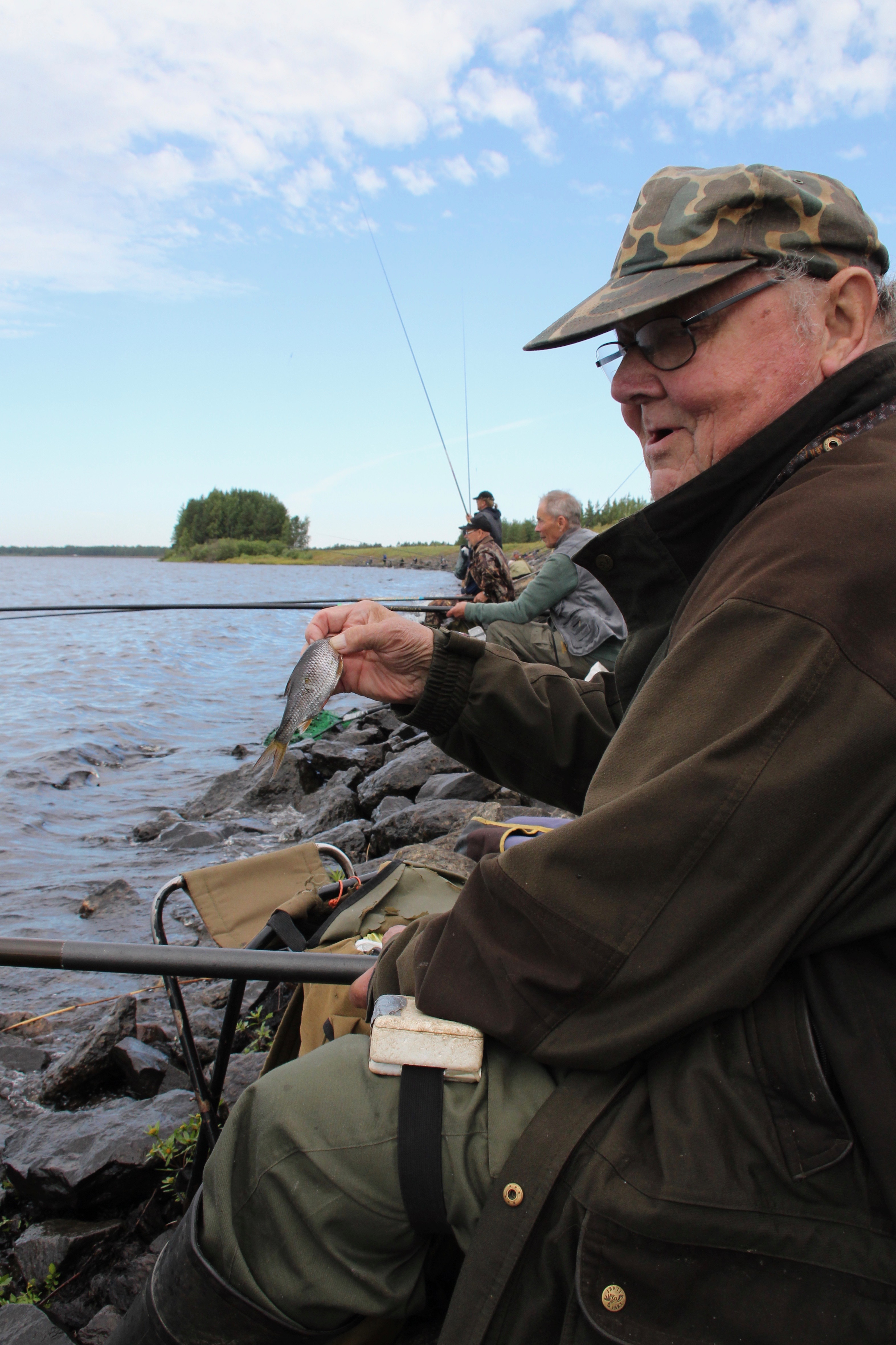 Pulkkilalainen Taisto Virkkunen ja aamupäivän saalis.