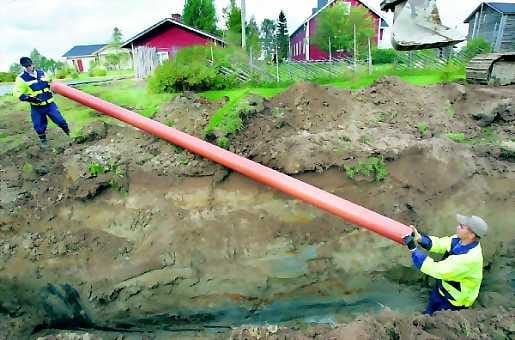Maan sisuksia kohti. Harri Heikkinen (vas.) ja Arttu Juvani rakentavat 18 kilometrin siirtoviemäriä Lumijoella.