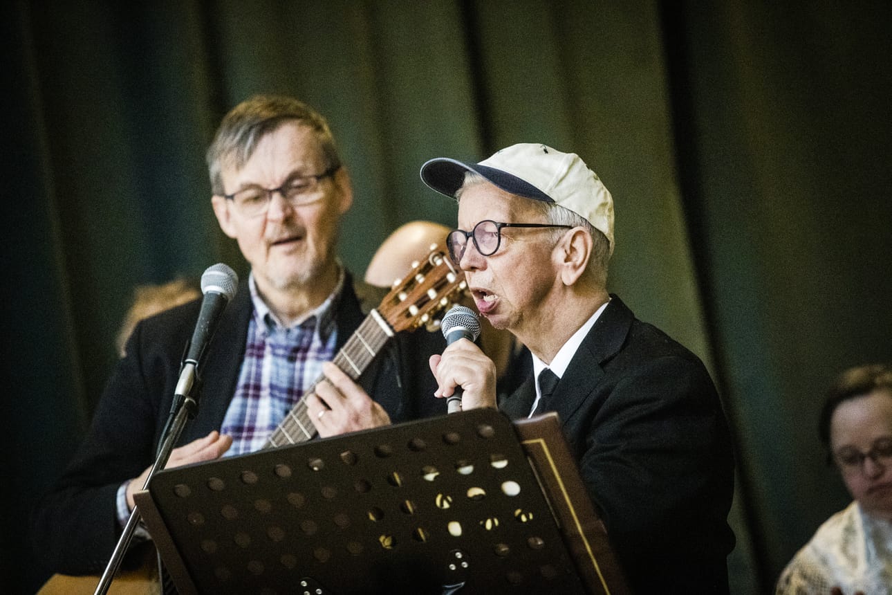 Esa Putaansuu esiintymässä Oma Bändin 30-vuotisjuhlassa Kolpeneen palvelukeskuksessa Rovaniemellä.