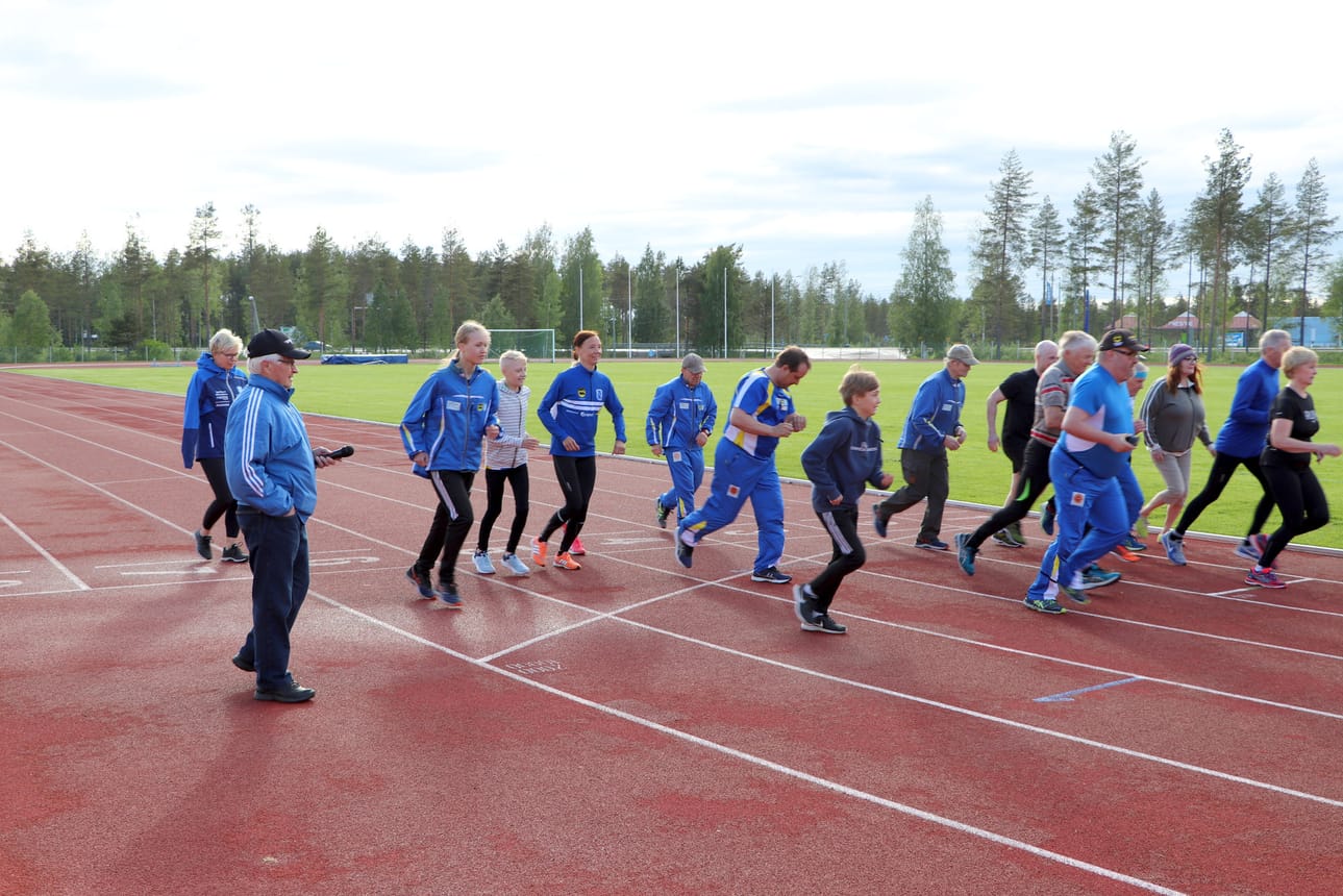 Näin pyrähdettiin kunniakierrokselle vuosi sitten Suojalinnalla ja kerättiin varoja nuorten urheilutoimintaan. Tänä vuonna kierrosta vauhdittaa Annemari Kiekara.