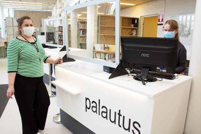 Kirjastotoimenjohtaja Ursula Laitakari ja kirjastosihteeri Taina Rasinmäki kertoivat olevansa tyytyväisiä uusiin palvelutiskeihin. KUVA: KAROLIINA SYRJÄ