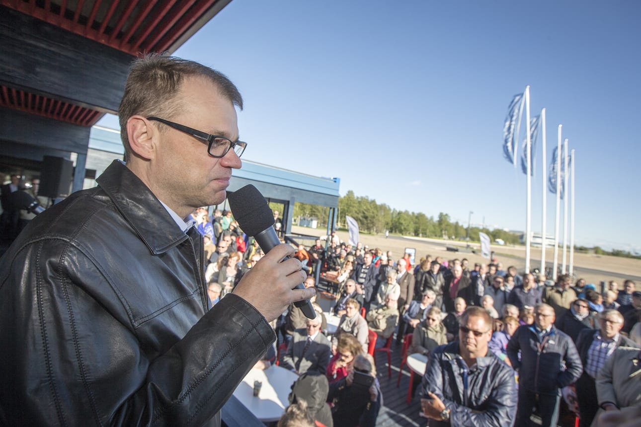 Pääministeri Juha Sipilä on ehdottanut, että hyväosaiset osallistuisivat talkoisiin vapaaehtoisesti alentamalla palkkaansa.