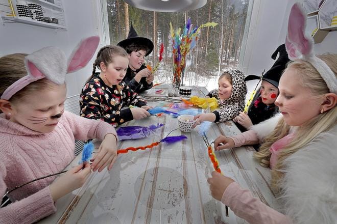 Trulleilla riitti tekemistä kiirastorstaina, kun tarvittava määrä vitsoja piti saada koristeltua. Työn touhussa Siiri Aunula (vas.), Adette Kemppainen, Lucas Jantunen, Lumia Jantunen, Saara Kallio sekä Serafiia Hiipakka. KUVAT: HEIKKI HAKANEN