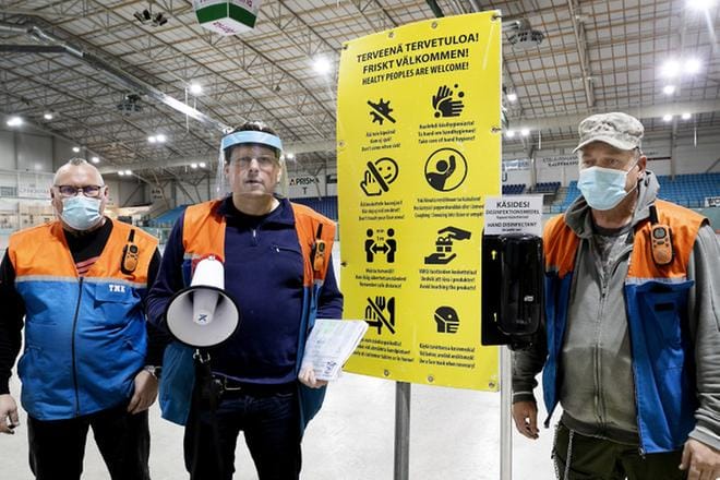 Ari Kallas (keskellä) luottaa Pohjanmaan Suurmarkkinoita rakentavaan tiimiinsä, johon kuuluvat muun muassa Kari Pietilä ja Pentti Peiponen. Myös megafoni pitää järjestystä yllä. KUVA: JOUKO HÄNNINEN