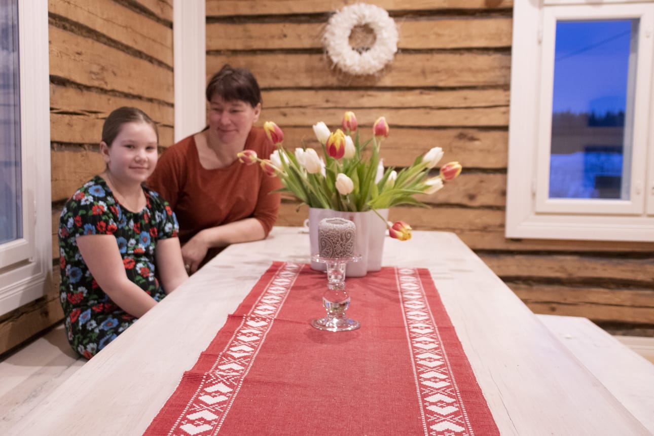 Perheen neljästä lapsesta Iita ehti istahtaa hetkeksi äidin kanssa talon alkuperäisen pirtin pöydän ääreen. Pöytä kunnostutettiin Oulun vankilassa.