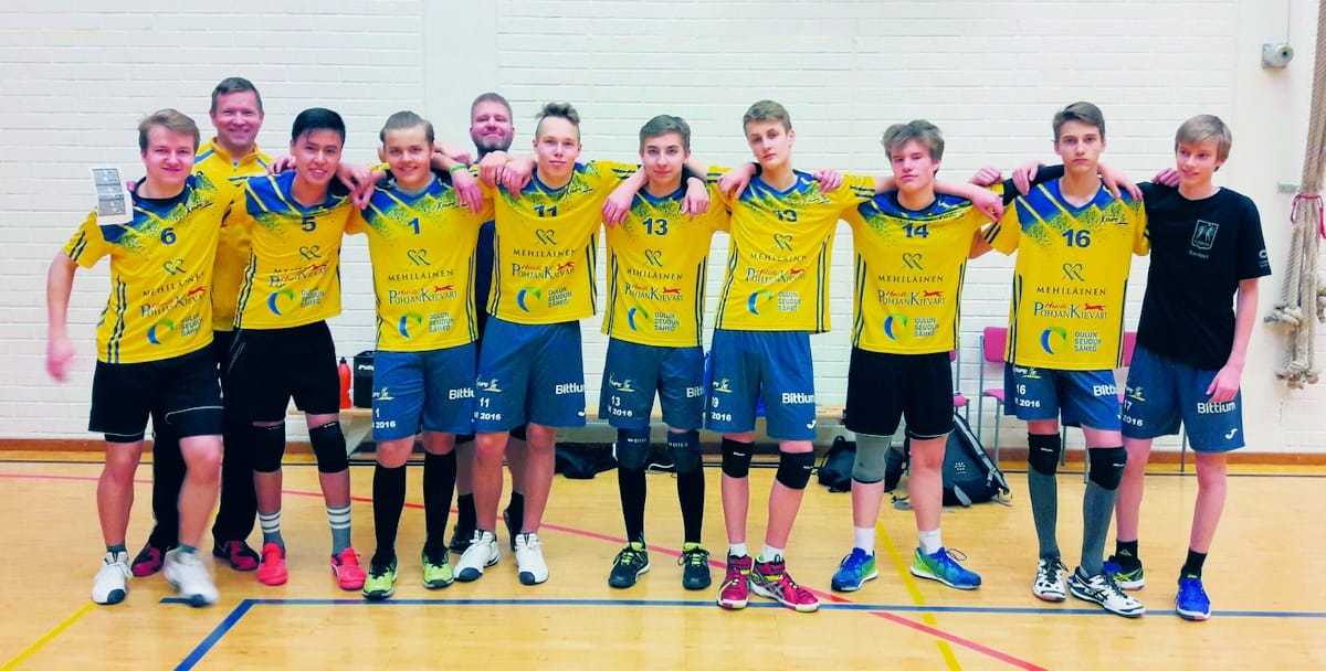 Kempeleen Lentopallon B-poikien joukkue Rovaniemellä vasemmalta Santeri Karvola (6), apuvalmentaja Jani Hänninen, Amirali (5), Vili Taskila (1), päävalmentaja Marko Joensuu, Martti Mustonen (11), Kimi Snellman (13), Aleksi Hussa (19), Matti Joensuu (14), Jani-Matti Laasonen (16) ja Niko Anttila.