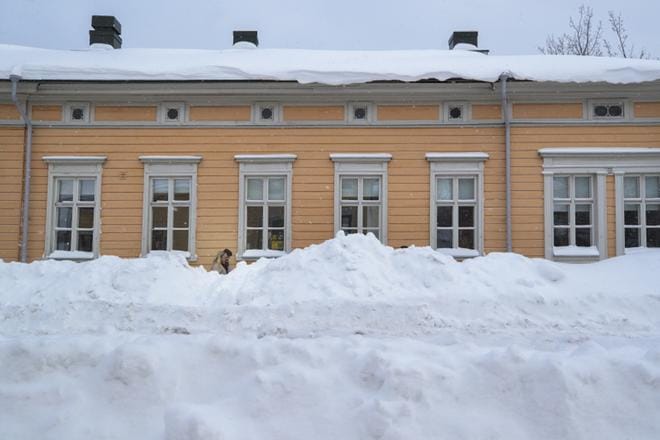 Lumimuuri miltei estää näkemästä jalankulkijoita Raastuvankadulla. KUVAT: MINNA ANTILA