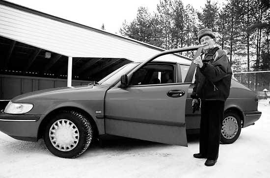 Autolla harrastuksiin. Ahti Hätälä sanoo, että yksi pitkän iän salaisuus on itsensä vireänä pitäminen. Hän harrastaa muun muassa laulamista Kastellin kirkkokuorossa. Sitä ennen hän lauloi vuosikymmeniä Tuiran kirkkokuorossa.