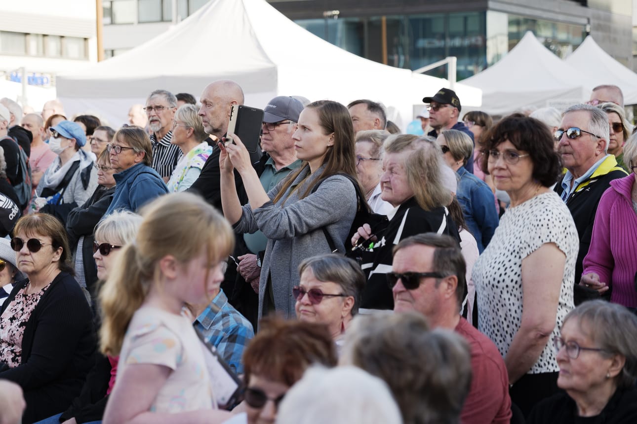Lukijat vastasivat juhlakutsuun. Keskustorilla oli päivän aikana arvolta 1 500 vierasta.