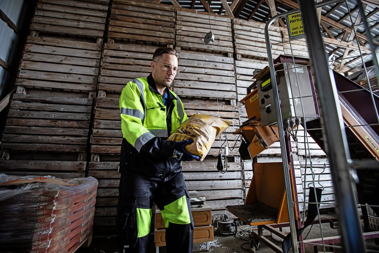 Jari Joensuu muistuttaa, ettei viljelijä ole aina pelkästään säätilojen armoilla, vaikka ne paljon hommaan vaikuttavatkin. Esimerkiksi viljelytekniikka, ojitus ja oikeanlaisen lajikkeen valinta vaikuttavat myös lopputulokseen.