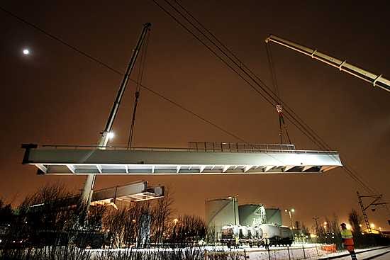 Kiskopolun siltaa jatkettiin perjantain vasteisena yönä kahden nosturin avulla.