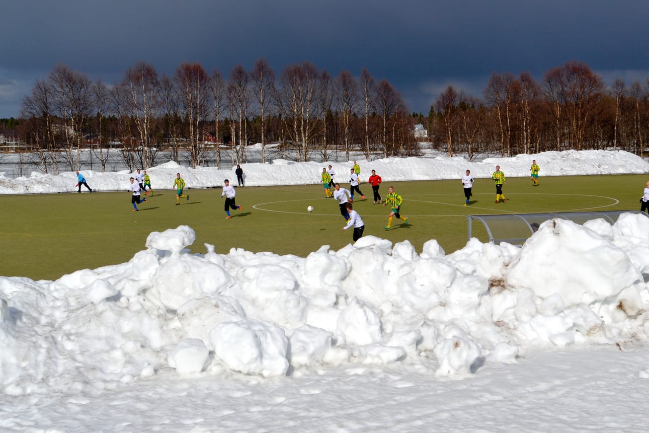 FC PaKa pelasi kauden avausottelunsa nietosten keskellä viime toukokuussa. Tänä keväänä PaKan edustusjoukkue pelaa ensimmäisen kotipelinsä lauantaina 14.5 vanhalla pinnoitteella. Uusi kenttä vihitään käyttöön heinäkuun lopussa. (Arkistokuva)