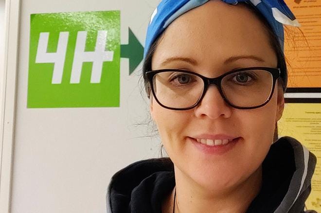 Alavutelainen Minna Kontolampi tuuraa Sanna Kämppiä Kuortaneen 4H-toiminnanjohtajana.