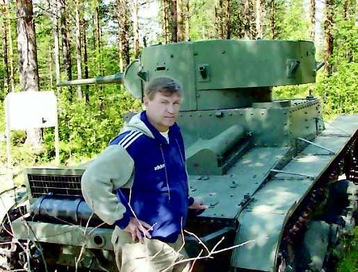Parolasta lainassa. Tällainen kevyt T-26 taisteluvaunu tuhottiin 19. joulukuuta 1939 melkein tälle paikalle, kertoo Heikki Pitäjämäki. Vaunu on lainassa Parolan panssarimuseosta.