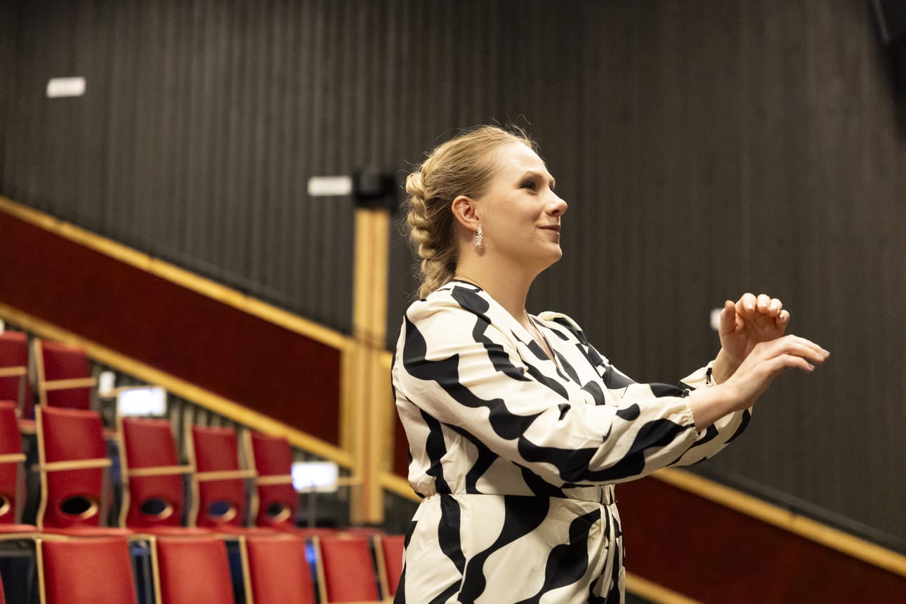 Enni-Maria Lämsä johtaa kahta oululaista kuoroa, viihdekuoro Cocktail Cats Ensemblea ja rytmimusiikkikuoro Omaa. Lauantaina esiintymisvuorossa oli Cocktail Cats.