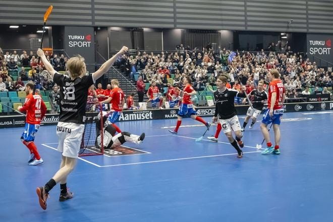 TPS juhli kotikentällään Kupittaan palloiluhallissa kuudennessa välierässä ja eteni finaaleihin. Kuva: Timo Jakonen/Arkisto