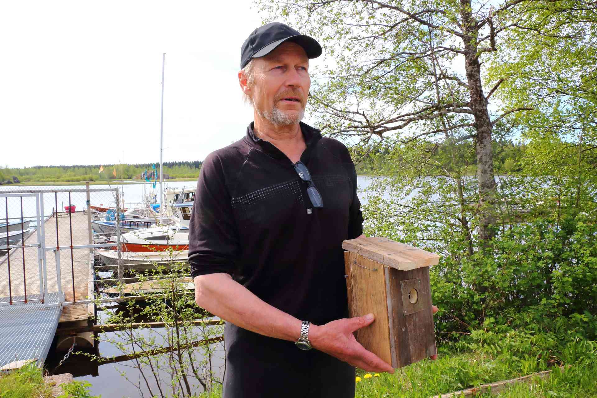 Eläkkeellä oleva Erkki Ryönänkoski laskeskelee, että hänen tekemissään linnunpöntöissä on asunut 10 000 lintua.
