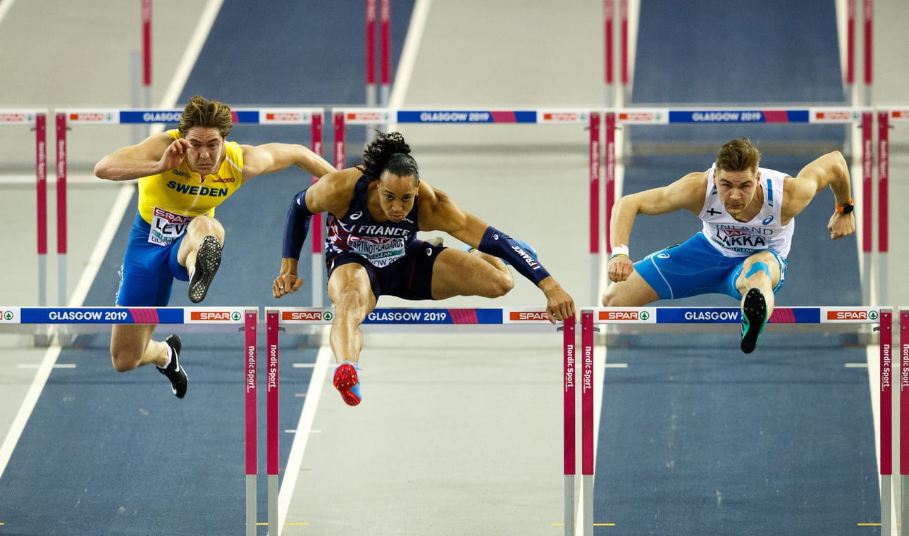 Elmo Lakka (oik.) aitoi ennätyksensä alkuerässä. Vierellä Ruotsin Anton Levin (vas.) ja Ranskan Pascal Martinot-Lagarde.