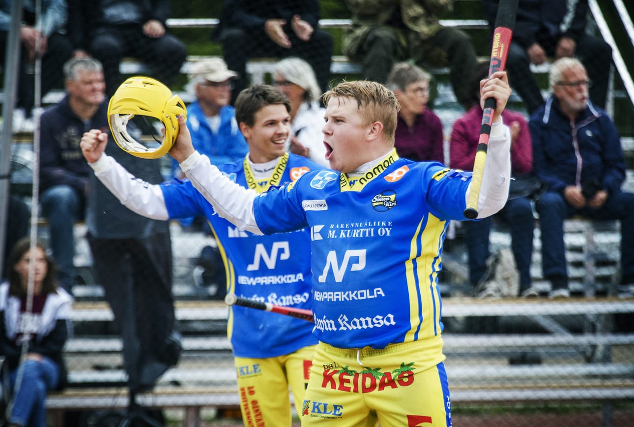 Simon Kirin lukkari Juuso Nousiainen ja kapteeni Joonas Rajala pääsivät tuulettelemaan sarjasopimuksen uusimista.