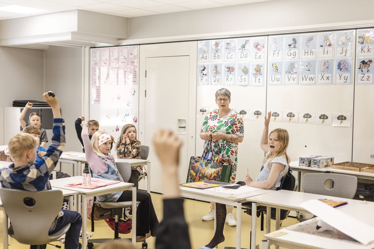 2A-luokan oppilaat kertovat innoissaan Maarit Salmelalle siivoushaasteen parhaista paloista.