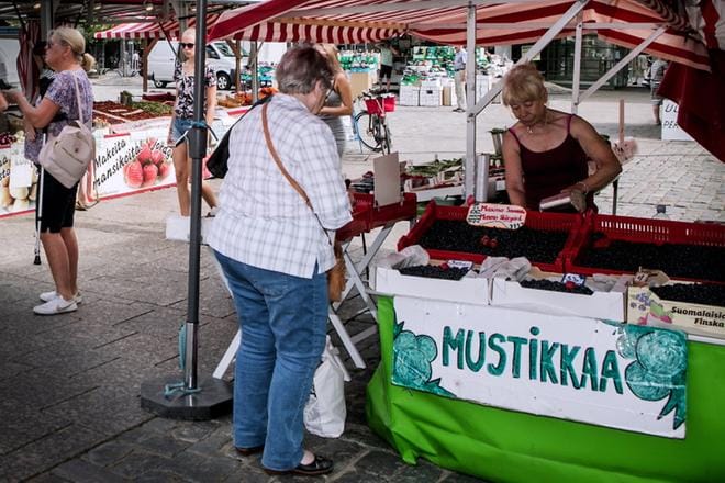 Torimyyjä Maj Lindström (oikealla) toivoisi lisää jalkapallon alle 19-vuotiaiden EM-kisojen kaltaisia tapahtumia Vaasaan. Tapahtumat elävöittäisivät torin ympäristöä. KUVAT: OUTI NEUVONEN
