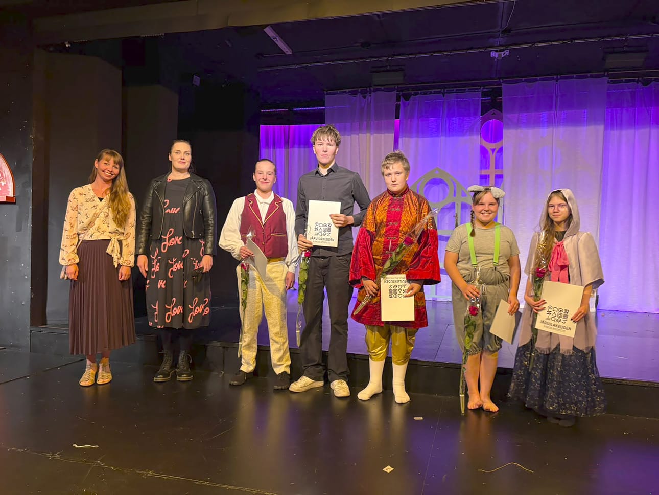 Juhlallisessa todistusten jaossa olivat Linda Huhtaluhta, Marjo Salmenautio, Benjamin Sobrie, Ilja Renko, Pyry Näsi, Maija Huhtaluhta ja Karolina Voronova