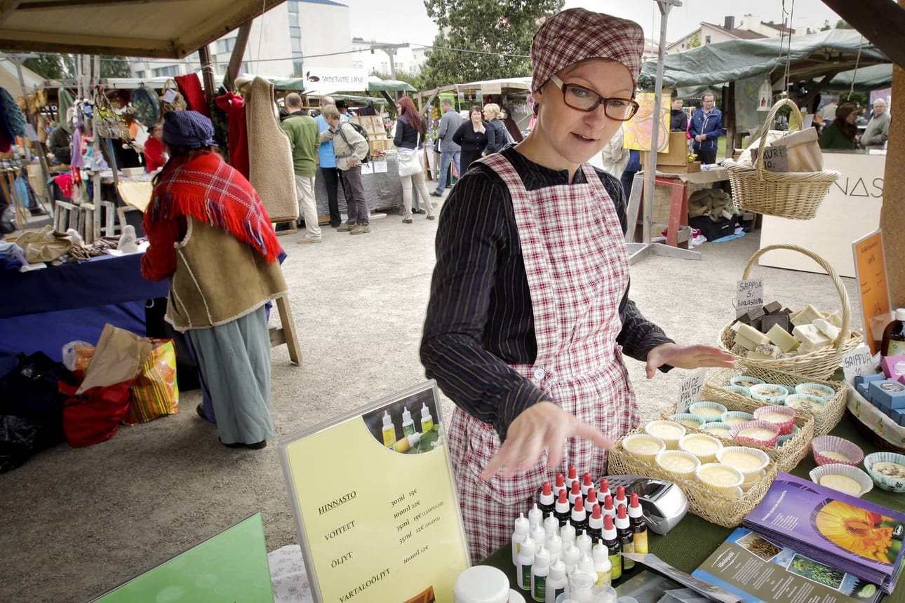 Rovaniemeläinen Katja Misikangas myi Wanhoilla Markkinoilla luonnonkosmetiikkaa vuonna 2013.