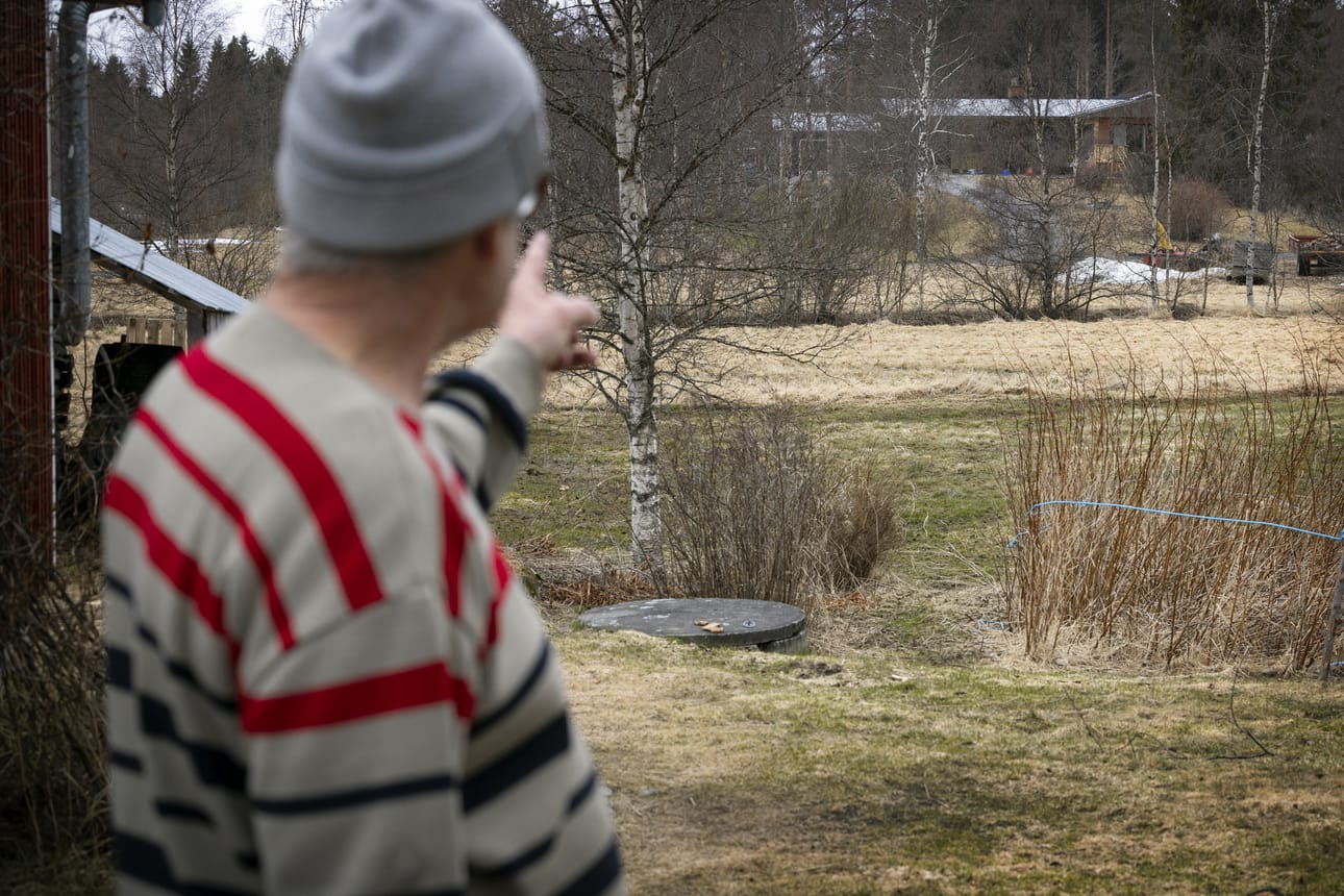 Kjell Nyback viittilöi paikan, jossa susi tiistaina käyskenteli.