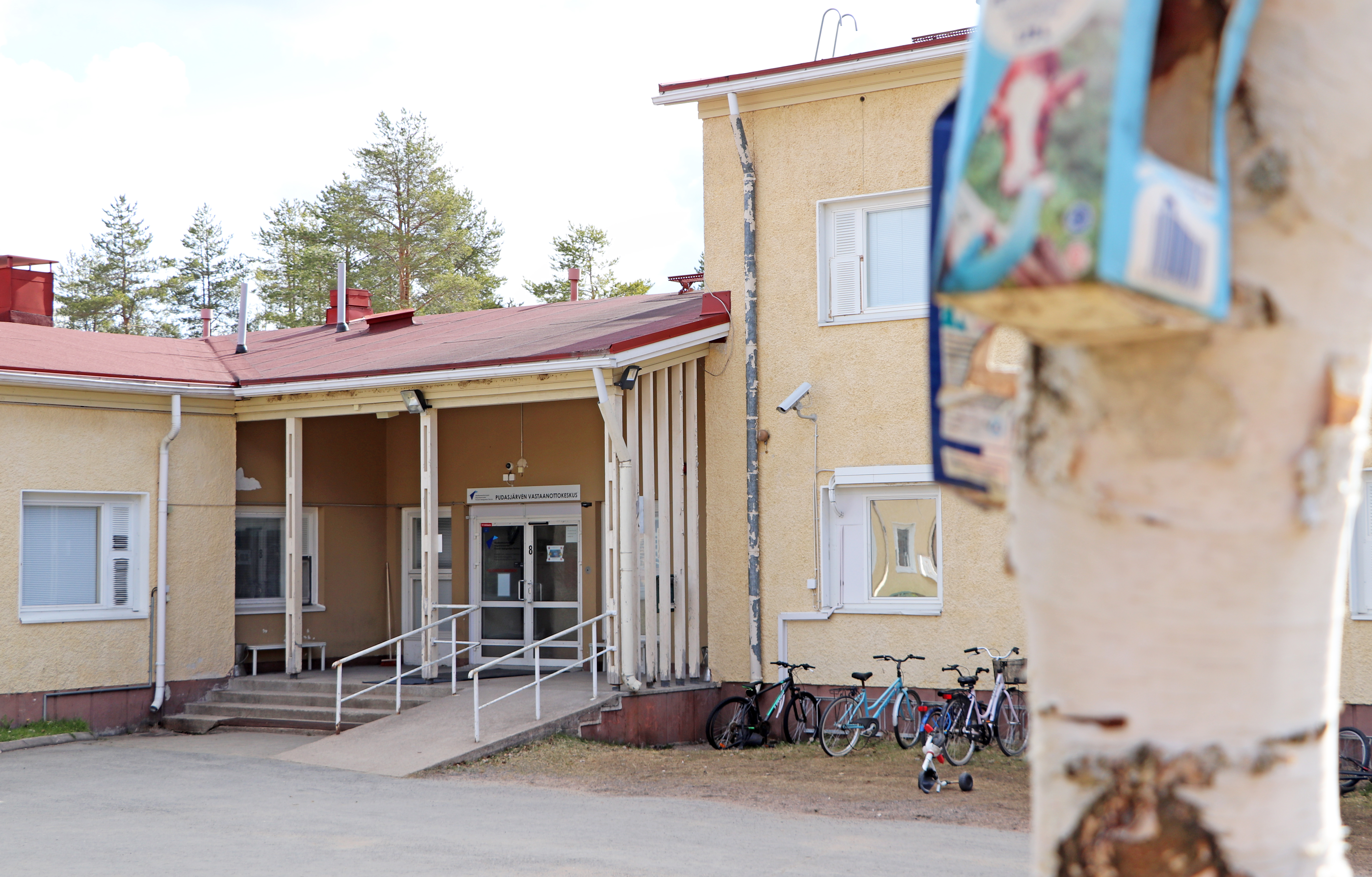 Pudasjärven vastaanottokeskuksen pihamaalla on arkipäivisin hiljaista, sillä pääasiassa lapset ovat koulussa ja aikuiset opiskelemassa. Tämän vuoden aikana tilat tyhjenevät, kun toimipisteen toiminta lakkautetaan Maahanmuuttoviraston säästötoimenpiteenä.