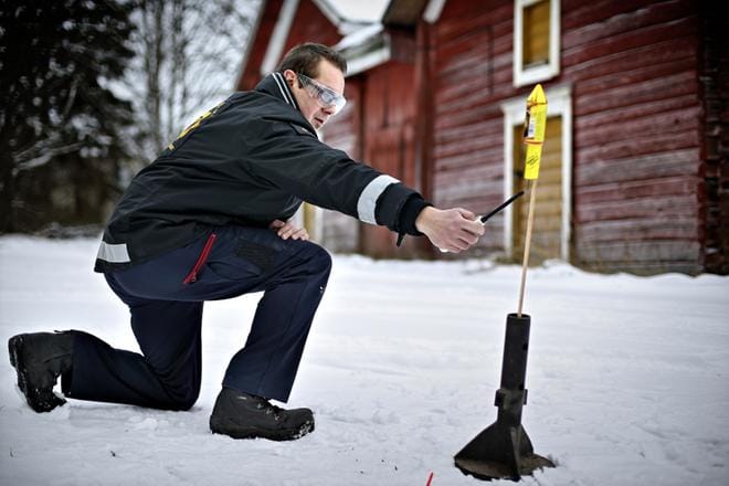 Oikeaoppinen sytytysasento, mutta näin lähellä rakennuksia ei saa missään nimessä ilotulitteita ampua. Tilanne on lavastettu. Kuva Tomi Kosonen