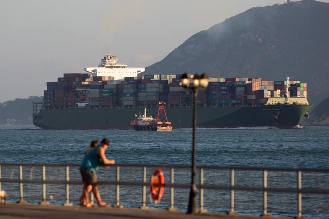 Rahtialus saapuu Hongkongin satamaan 18. syyskuuta. Yhdysvaltain ja Kiinan toisilleen asettamat uudet lisätullit astuivat voimaan maanantaina. KUVA: EPA/JEROME FAVRE