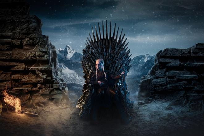 Game of Thrones -sarjan maailmasta vaikutteita saaneen kuvan Vähälummukka rakensi yhdistämällä lavasteita ja kuvankäsittelyä. Malli Iina Laitisen katse osuu tulen loimussa nököttävään oravaan. KUVA: JUKKA VÄHÄLUMMUKKA