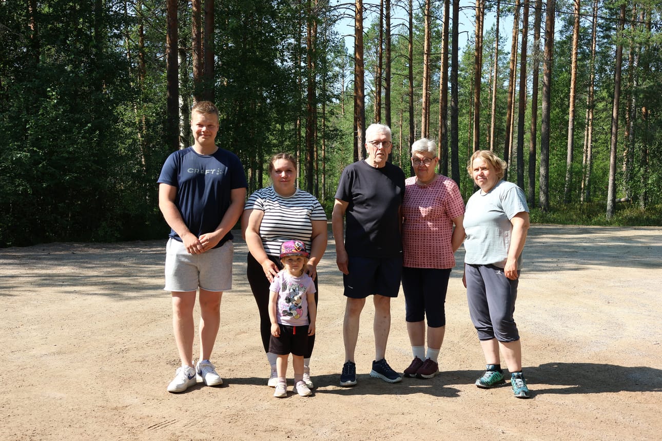 Eetu Järvi, Roosa Isoniemi, Aino Rankaviita (Isoniemen edustalla), Veijo Rankaviita, Mirja Rankaviita ja Tanja Rankaviita suunnittelivat päivänsä Peurajärven tarjoamien mahdollisuuksien ympärille.